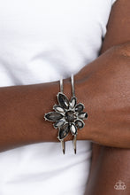 Load image into Gallery viewer, Chic Corsage - Silver
